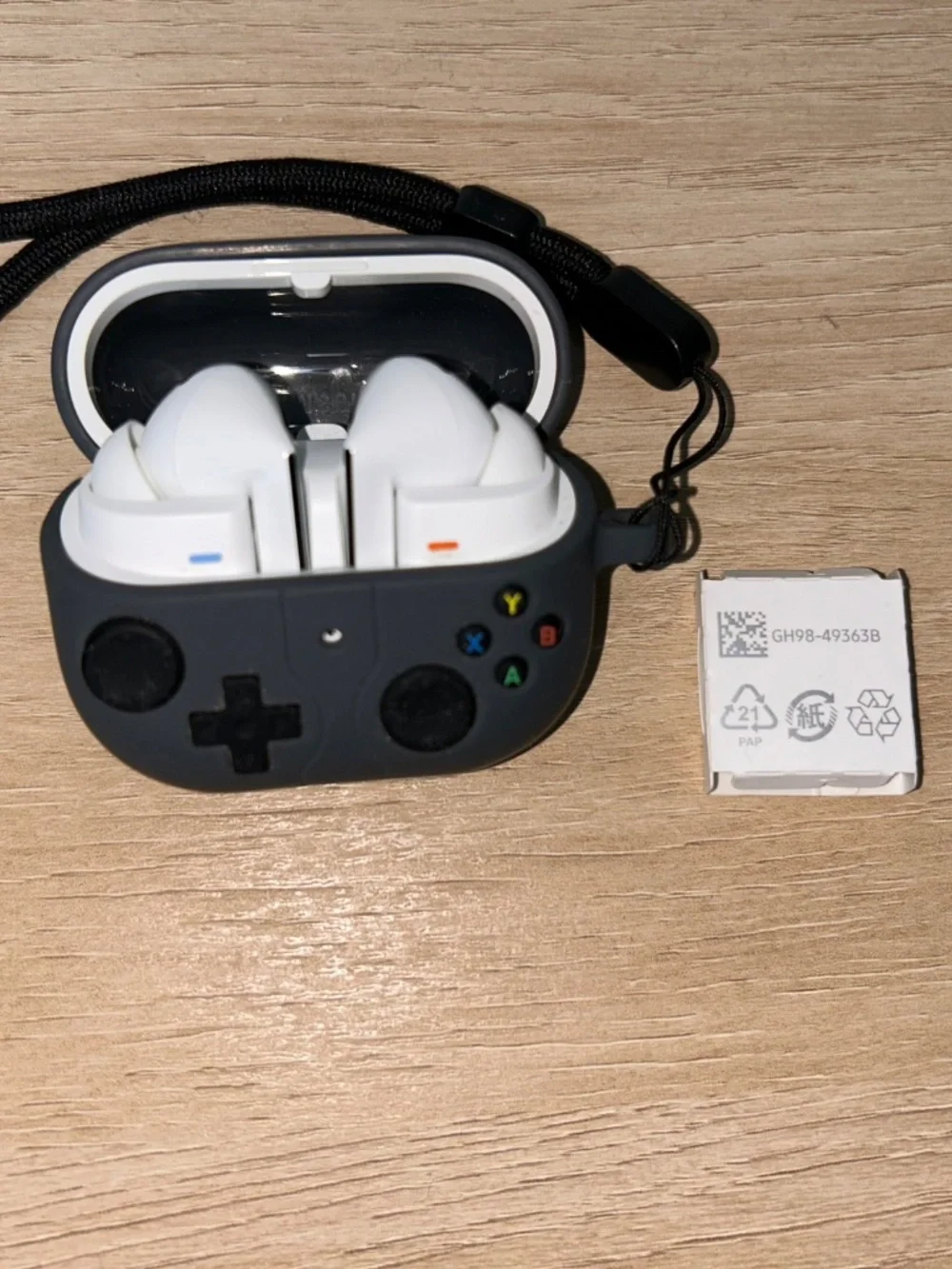 Samsung Galaxy Buds3 Pro Wireless Earbuds White + Retro Game Controller Case